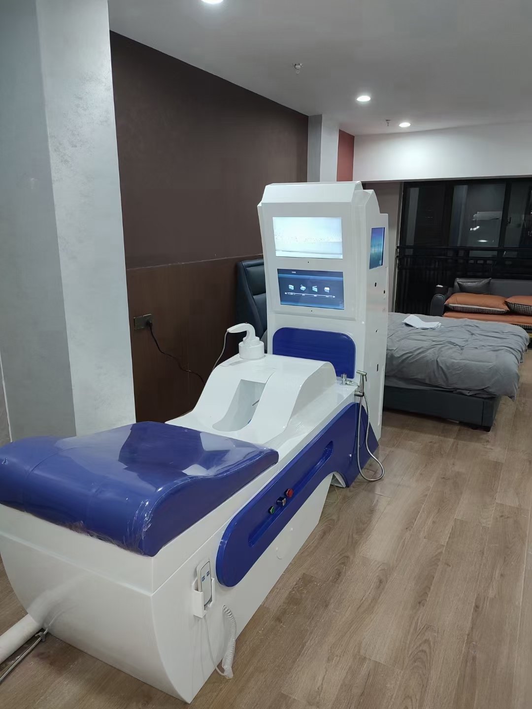 Máquina para hidroterapia de colon MAIKONG modelo MK-880 instalada en centro de bienestar mexicano