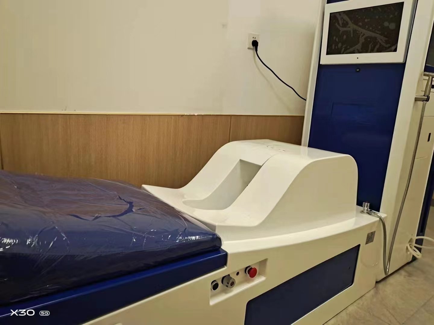Máquina para hidroterapia de colon MAIKONG modelo MK-880 instalada en centro de bienestar mexicano