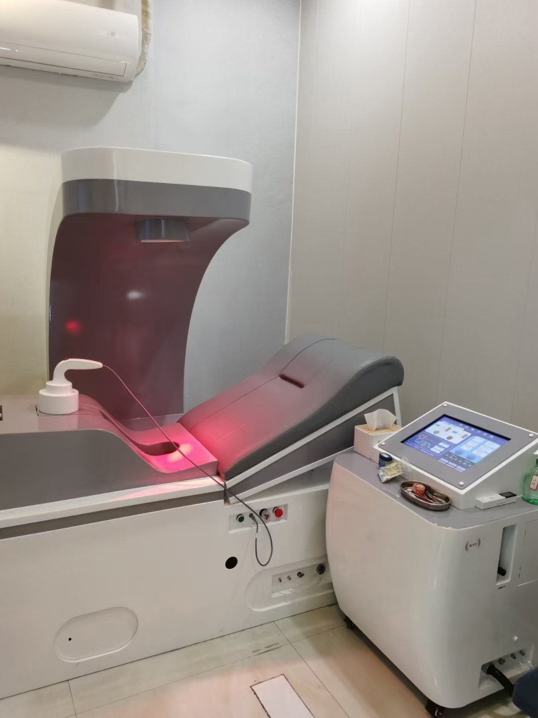 Máquina para hidroterapia de colon MAIKONG modelo MK-880 instalada en centro de bienestar mexicano