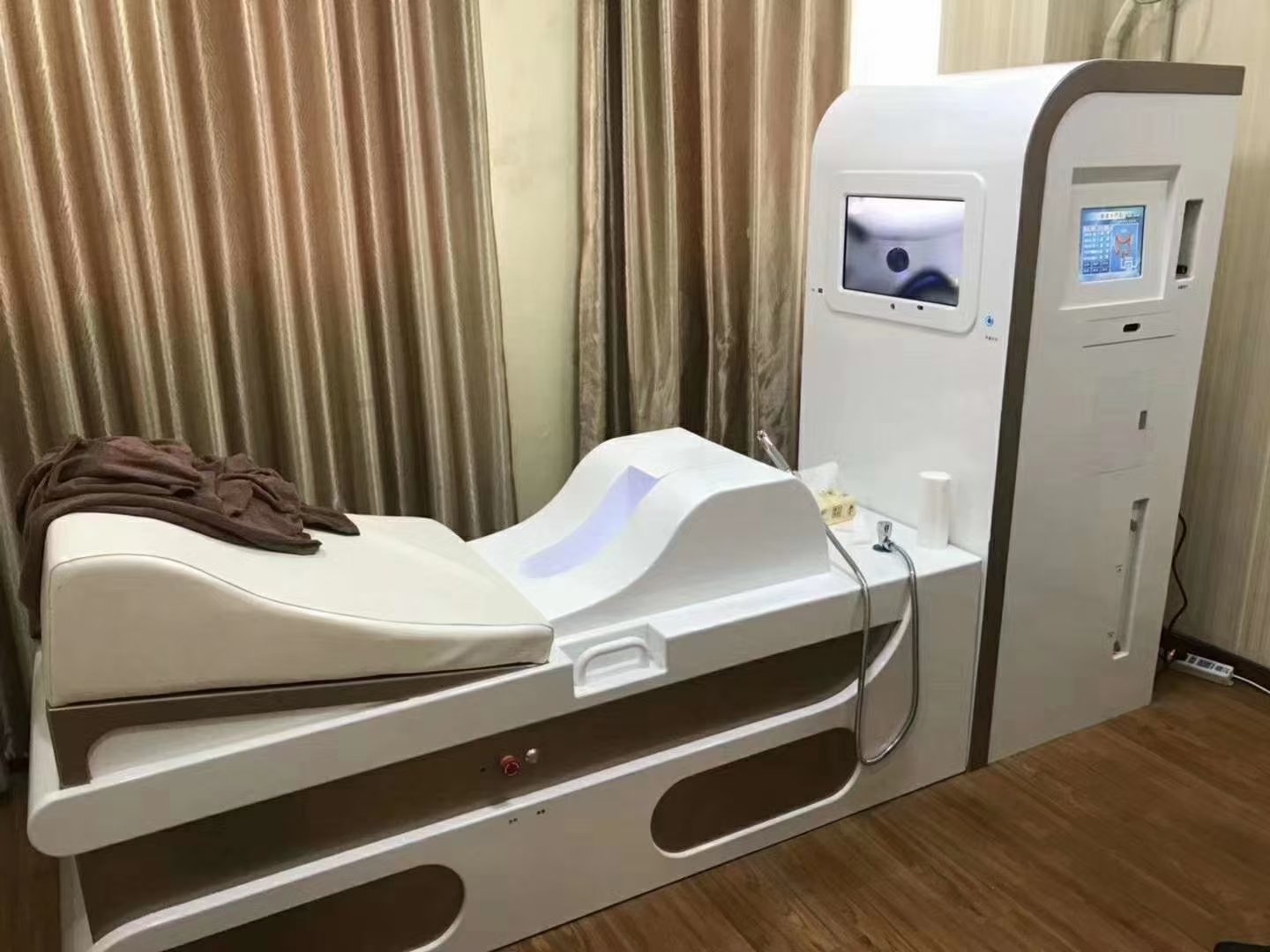 Máquina para hidroterapia de colon MAIKONG modelo MK-880 instalada en centro de bienestar mexicano