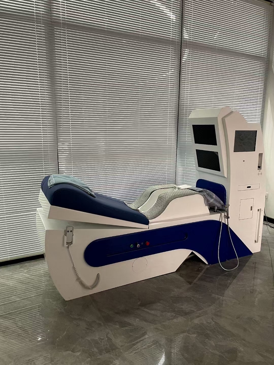 Máquina para hidroterapia de colon MAIKONG modelo MK-880 instalada en centro de bienestar mexicano